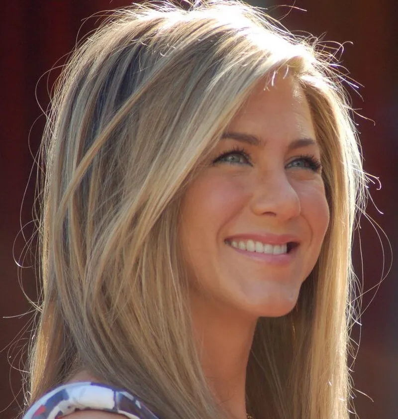 Jennifer Aniston Net Worth 2026 — How Friends' Rachel Green Built a $320 Million Fortune